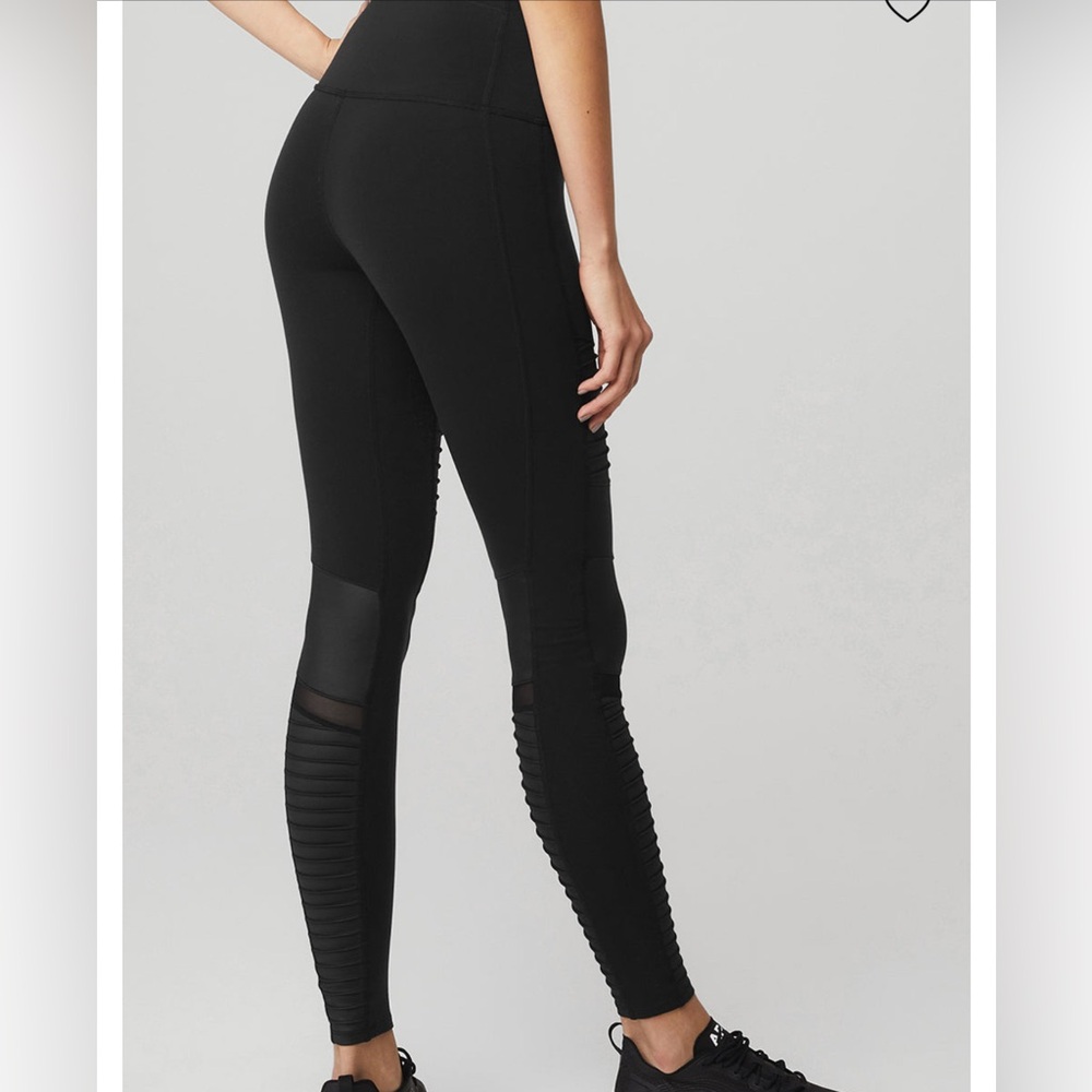 Alo 7/8 High Waist Moto Leggings & Peak Sports Bra Set - Picture 6 of 11